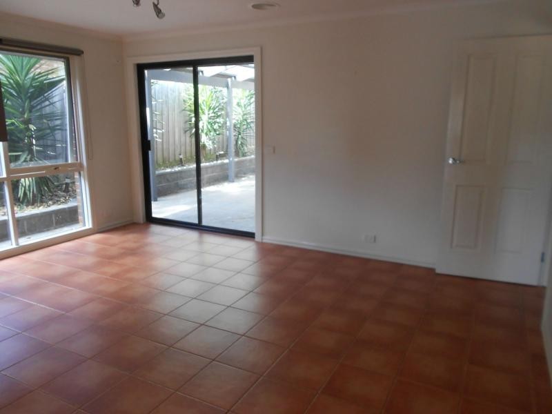 10 Ravensthope Crescent, Narre Warren VIC 3805