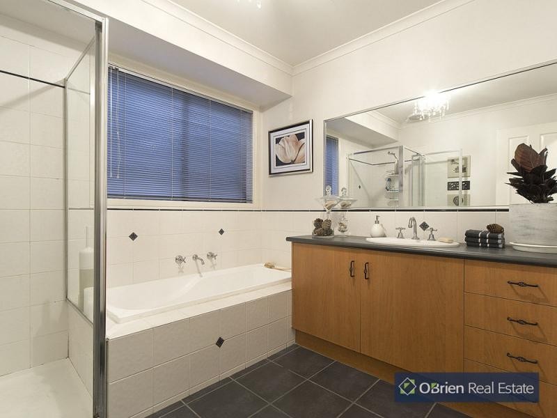 74 Robinswood Parade, Narre Warren South VIC 3805