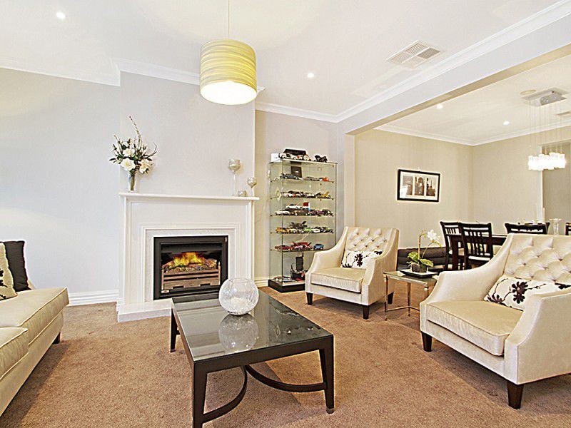 27 Yammerbook Way, Cranbourne East VIC 3977
