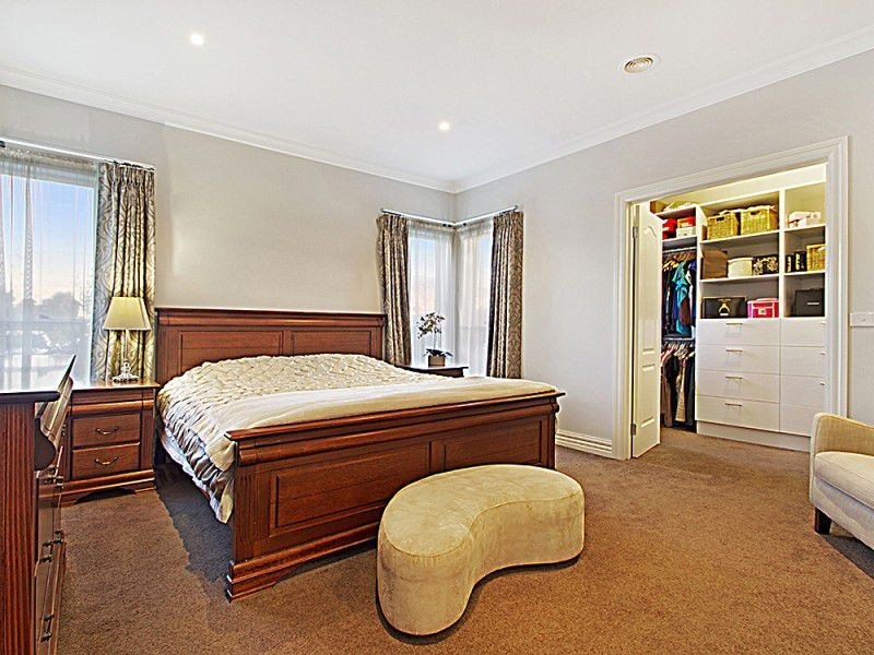 27 Yammerbook Way, Cranbourne East VIC 3977
