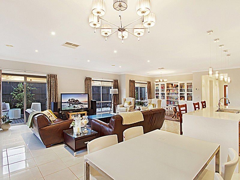 27 Yammerbook Way, Cranbourne East VIC 3977