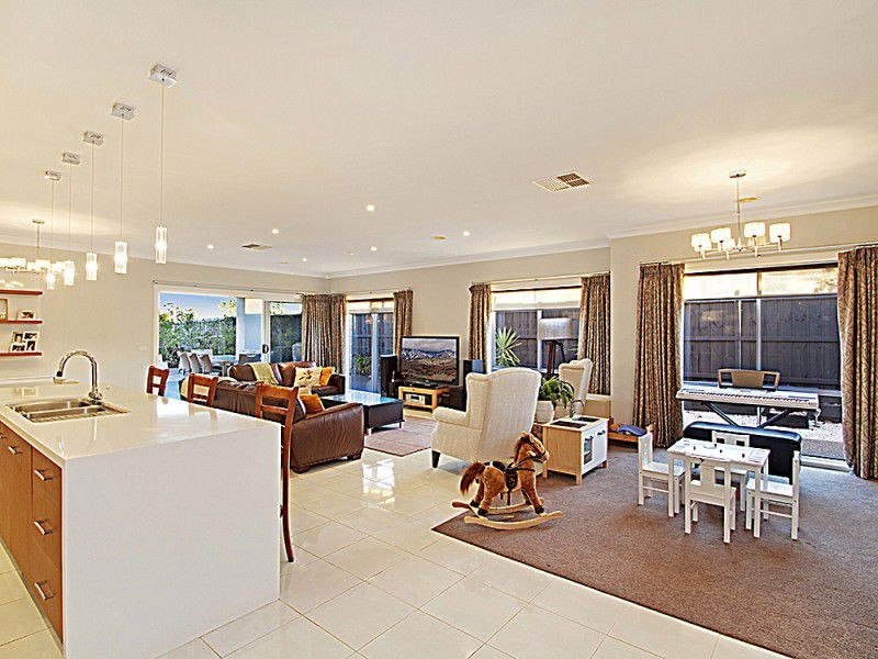 27 Yammerbook Way, Cranbourne East VIC 3977