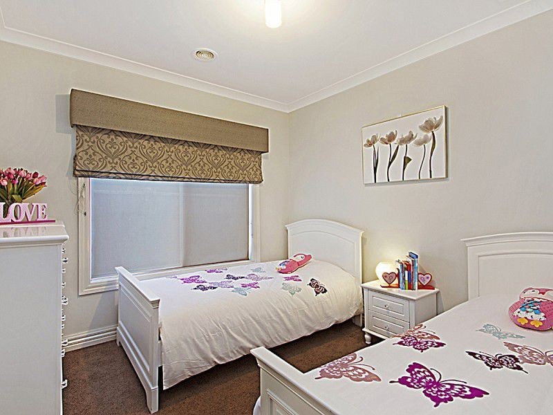 27 Yammerbook Way, Cranbourne East VIC 3977