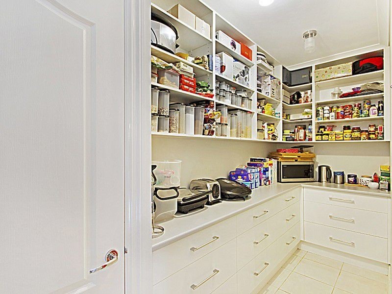27 Yammerbook Way, Cranbourne East VIC 3977