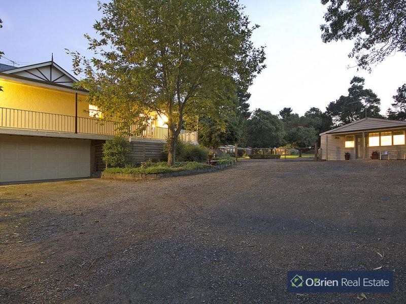 8 Chevron Avenue, Cranbourne South VIC 3977