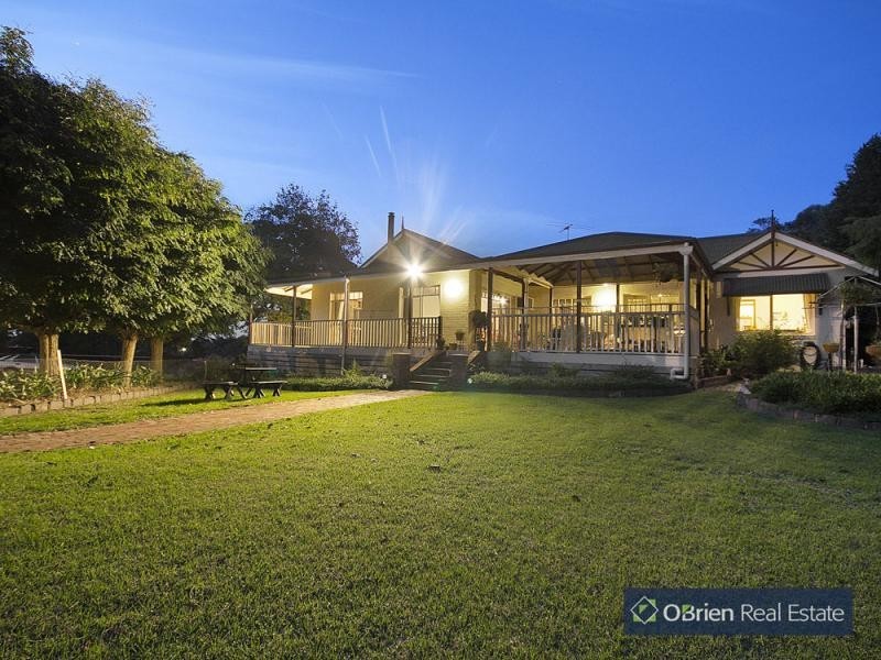 8 Chevron Avenue, Cranbourne South VIC 3977