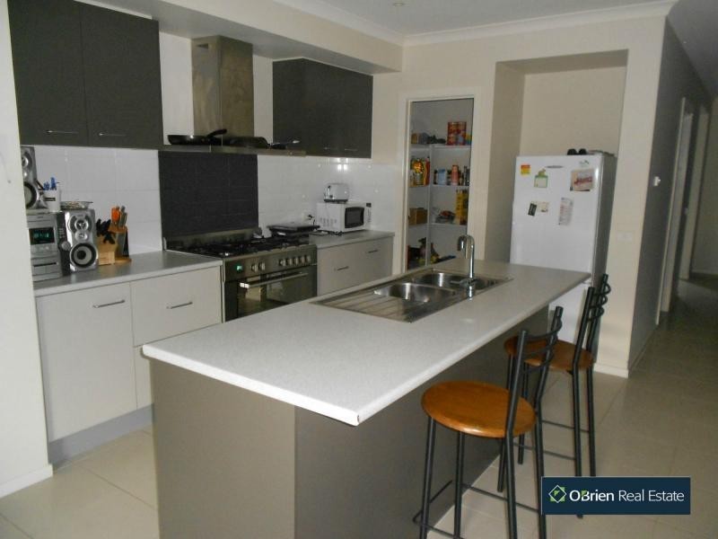 82 Mannavue Boulevard, Cranbourne North VIC 3977