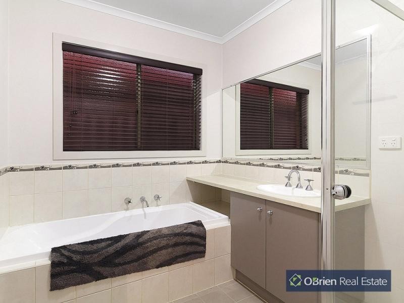 18 Boronia Avenue, Cranbourne VIC 3977