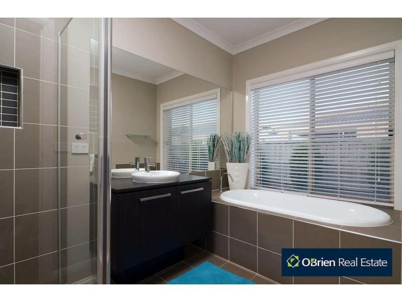 176 Linsell Boulevard, Cranbourne East VIC 3977