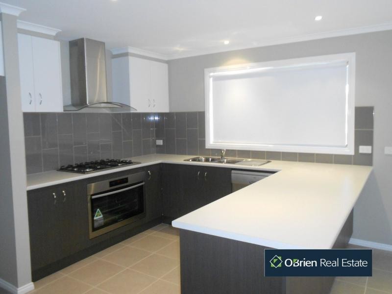11 Grattan Way, Pakenham VIC 3810
