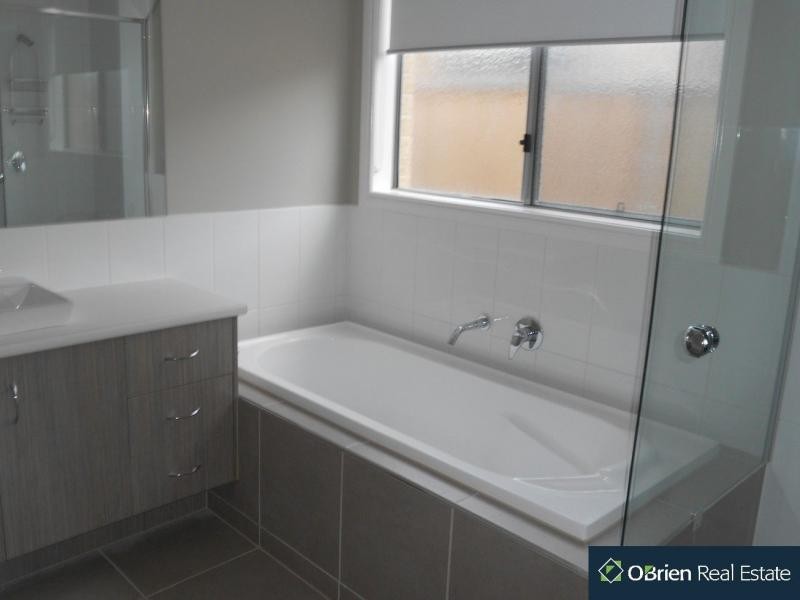 11 Grattan Way, Pakenham VIC 3810