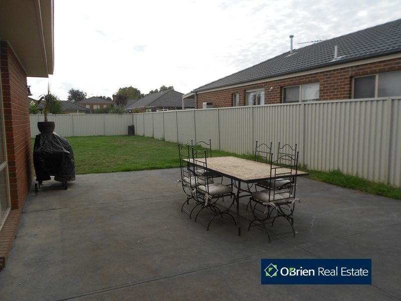 14 Wonboyn Close, Pakenham VIC 3810