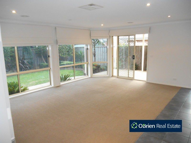 25 Robusta Avenue, Cranbourne VIC 3977