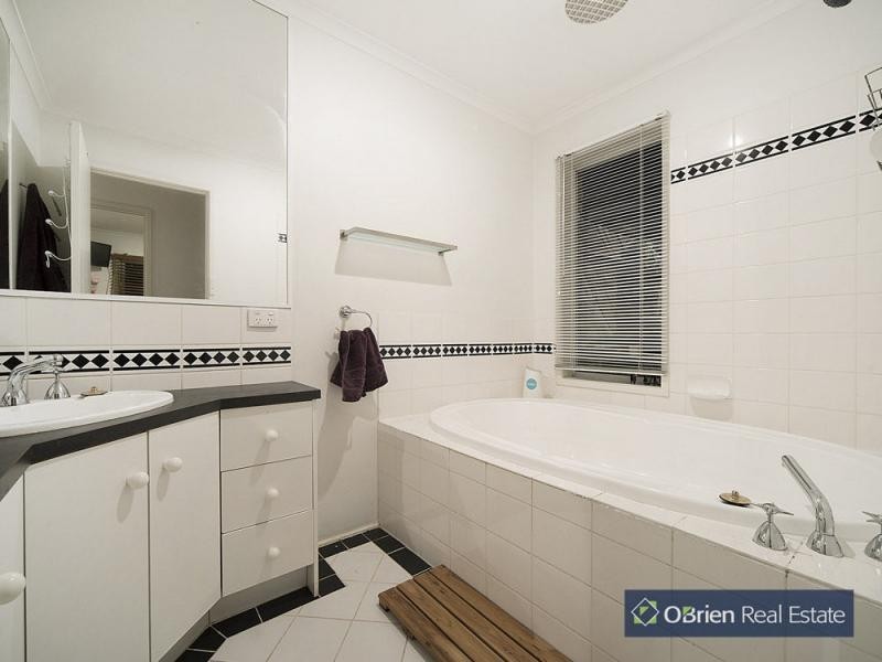 28 Glendale Crescent, Berwick VIC 3806