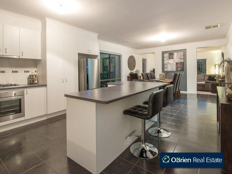 64 Sussex Avenue, Cranbourne North VIC 3977