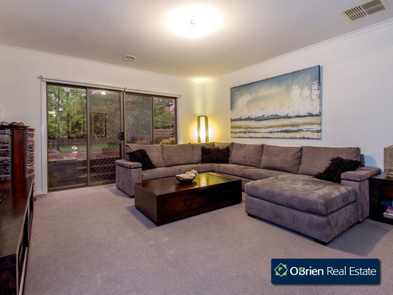 64 Sussex Avenue, Cranbourne North VIC 3977