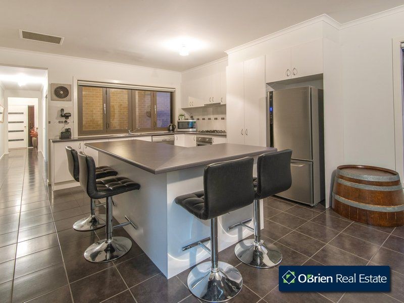 64 Sussex Avenue, Cranbourne North VIC 3977