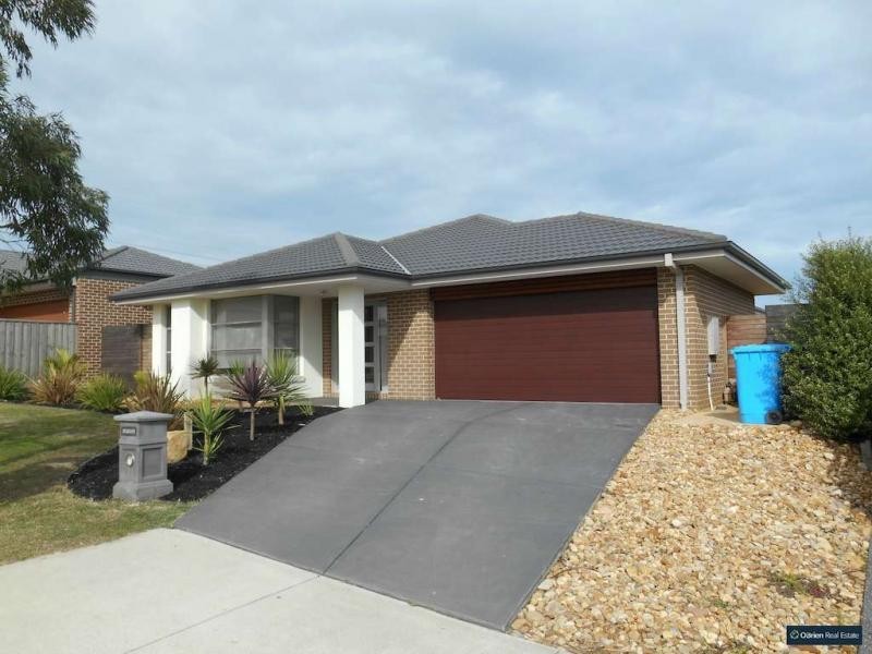 11 Towbeet Way, Cranbourne South VIC 3977