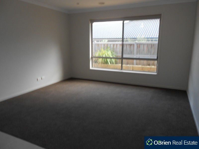 11 Towbeet Way, Cranbourne South VIC 3977