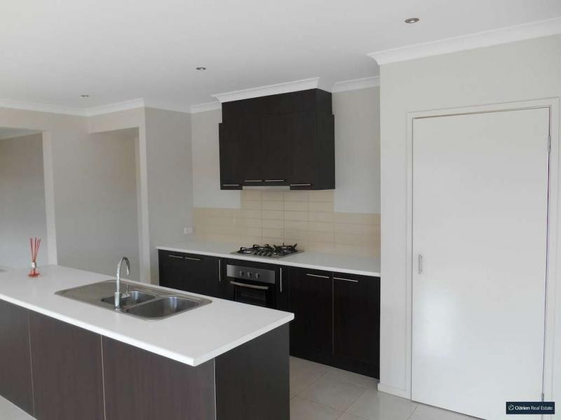 11 Towbeet Way, Cranbourne South VIC 3977