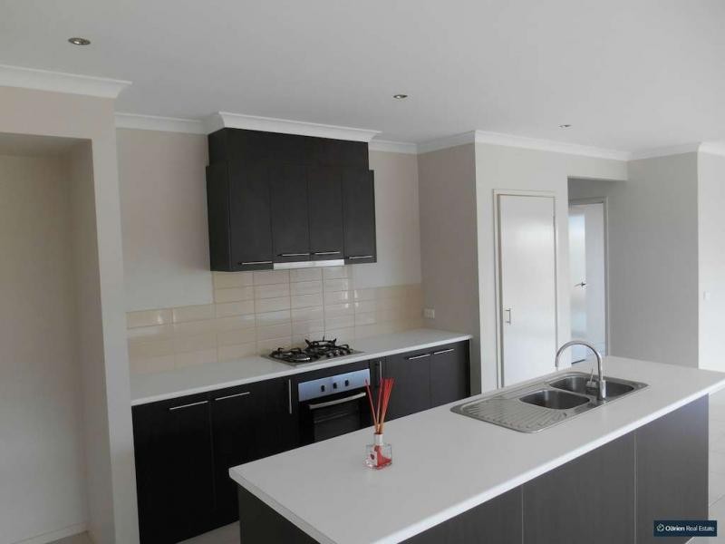 11 Towbeet Way, Cranbourne South VIC 3977