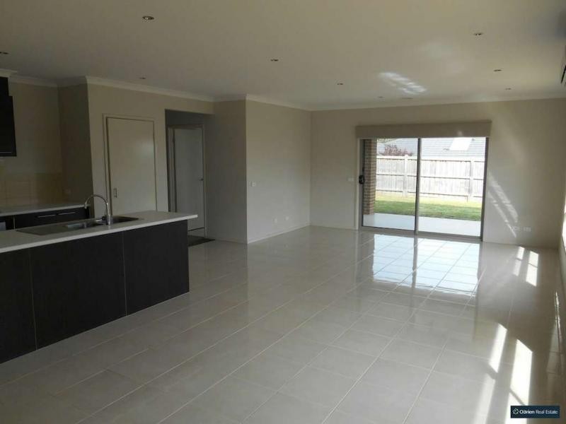 11 Towbeet Way, Cranbourne South VIC 3977