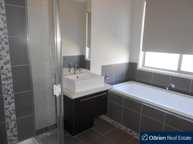 11 Towbeet Way, Cranbourne South VIC 3977