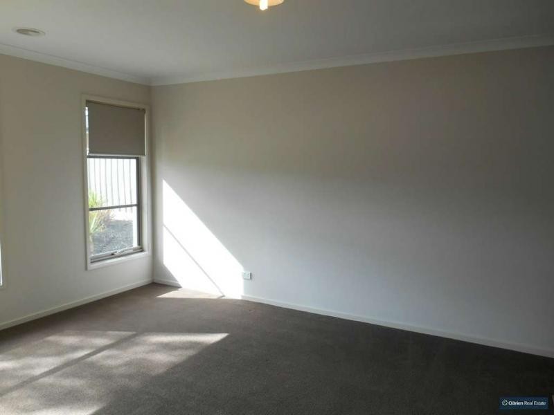 11 Towbeet Way, Cranbourne South VIC 3977