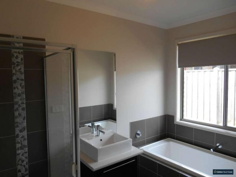 11 Towbeet Way, Cranbourne South VIC 3977