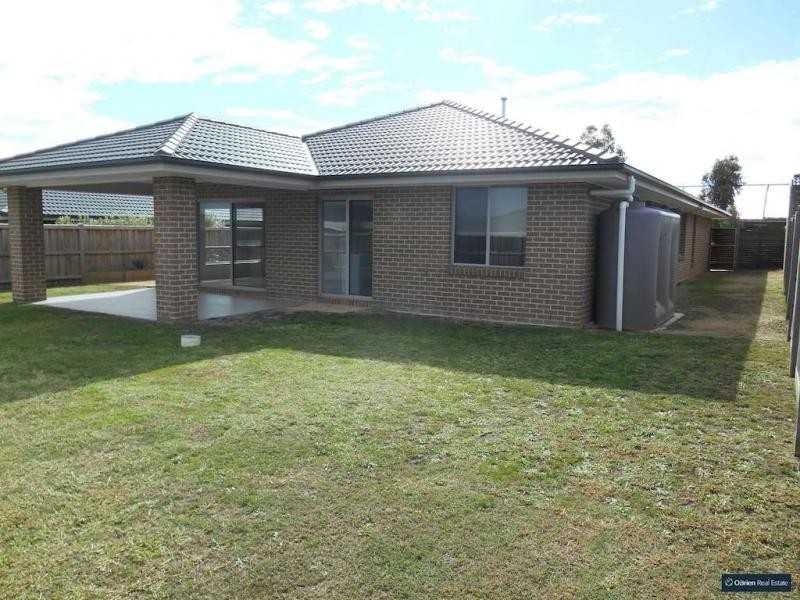 11 Towbeet Way, Cranbourne South VIC 3977