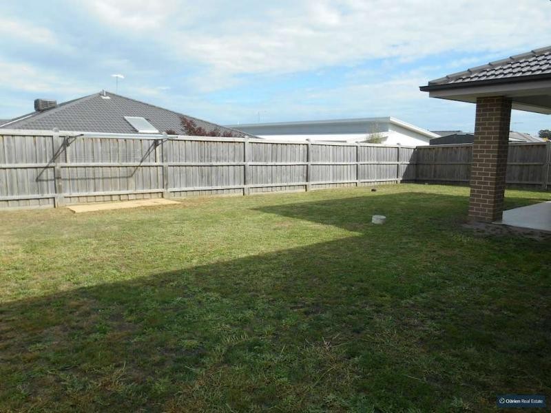 11 Towbeet Way, Cranbourne South VIC 3977