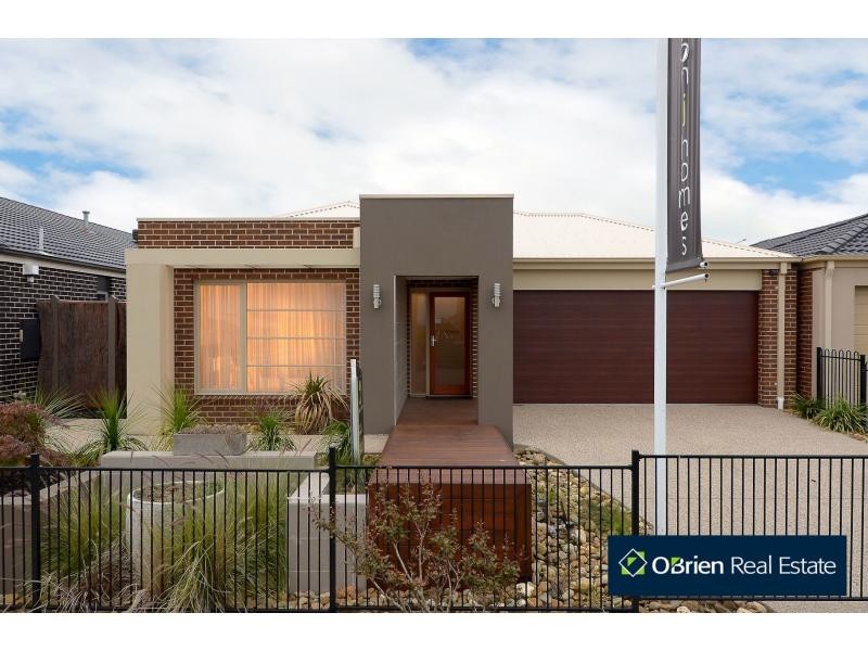 28 Crepe Avenue, Cranbourne West VIC 3977