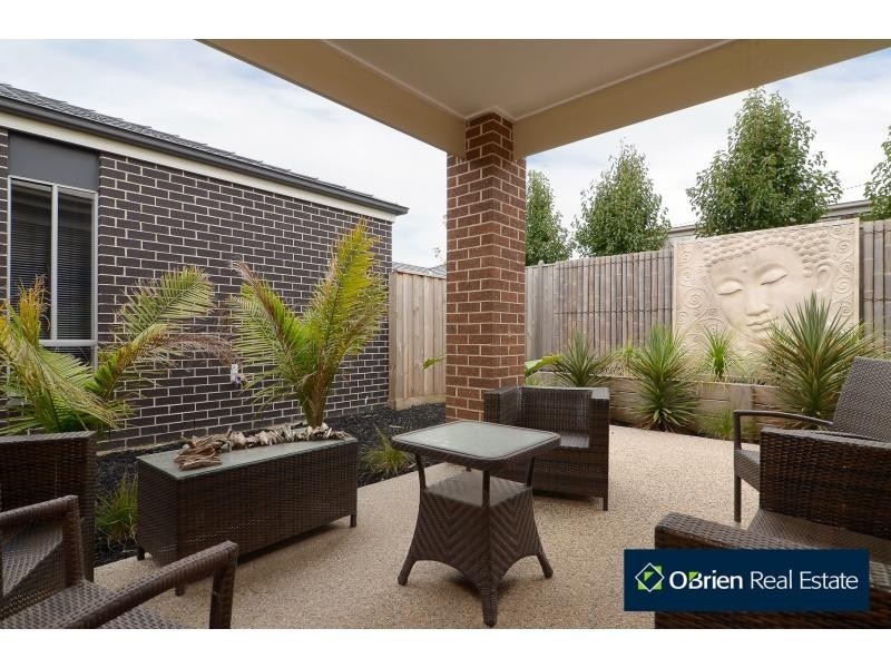 28 Crepe Avenue, Cranbourne West VIC 3977