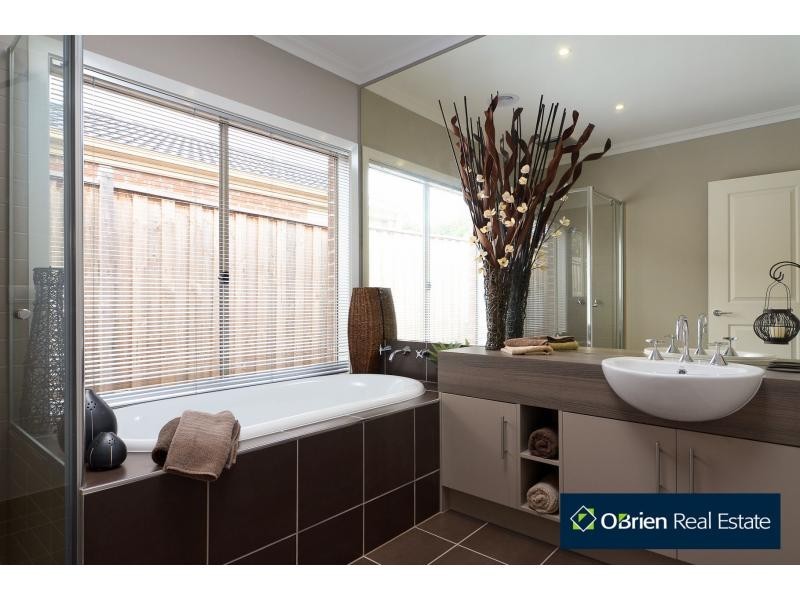 28 Crepe Avenue, Cranbourne West VIC 3977