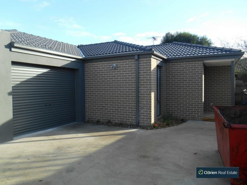 2/17 Collins Crescent, Berwick VIC 3806