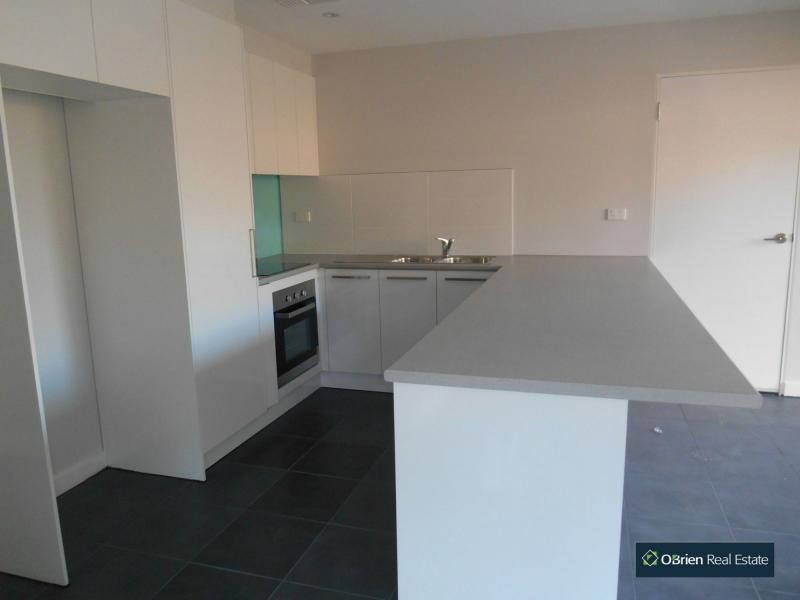 2/17 Collins Crescent, Berwick VIC 3806