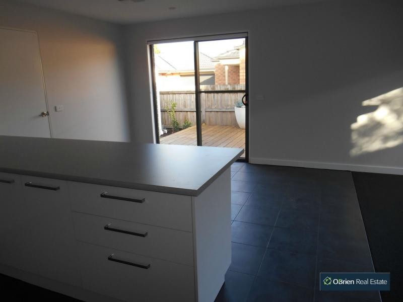 2/17 Collins Crescent, Berwick VIC 3806