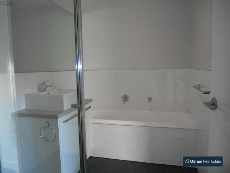 2/17 Collins Crescent, Berwick VIC 3806