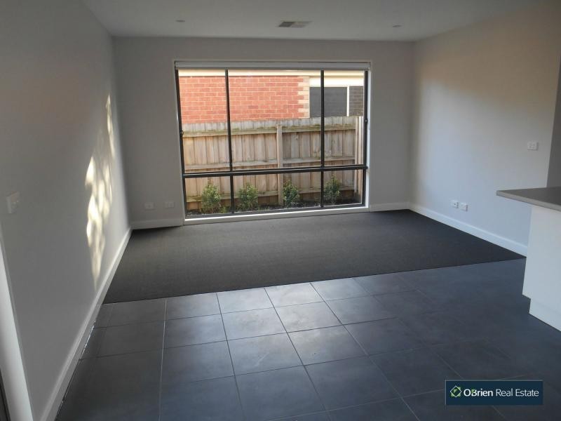 2/17 Collins Crescent, Berwick VIC 3806