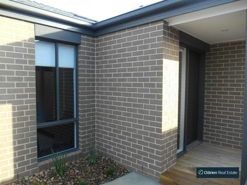 2/17 Collins Crescent, Berwick VIC 3806