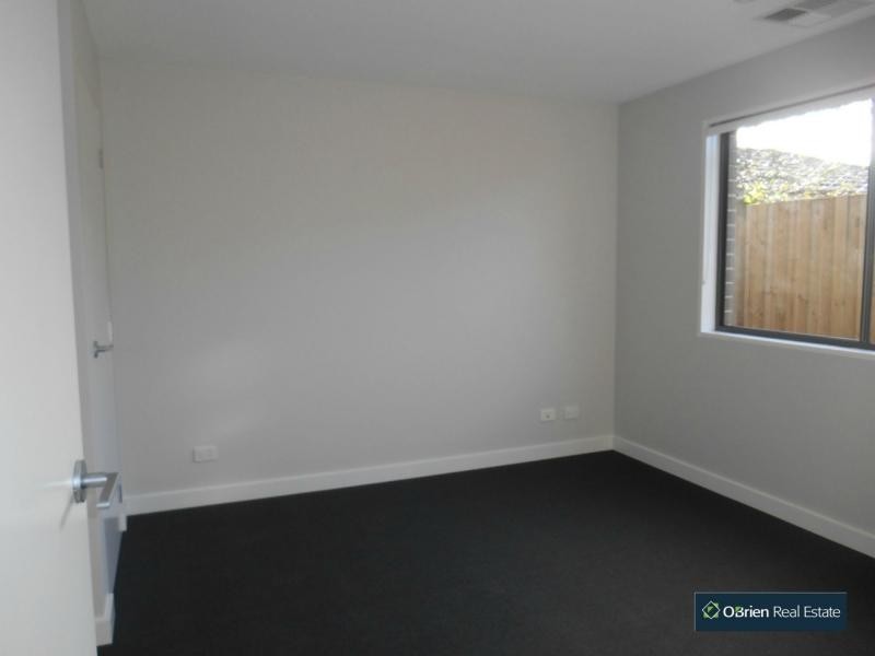 2/17 Collins Crescent, Berwick VIC 3806