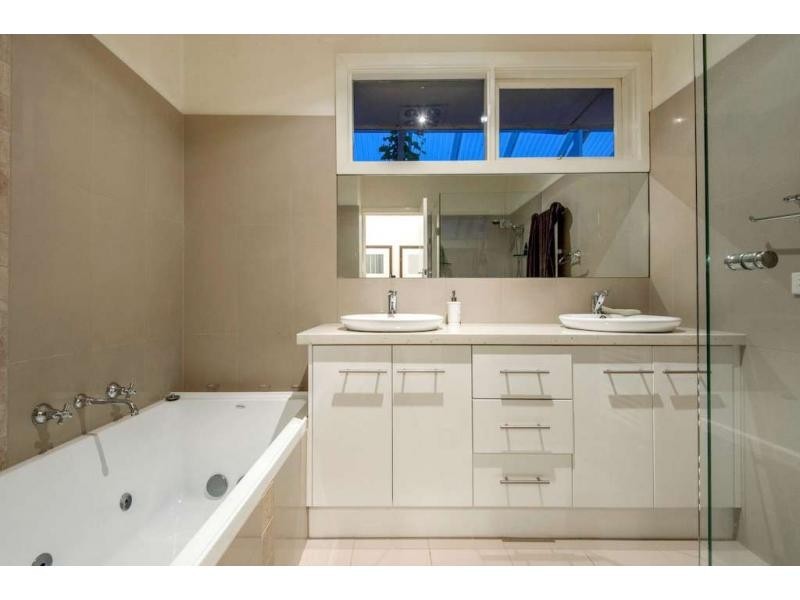 14 Roundhay Court, Berwick VIC 3806