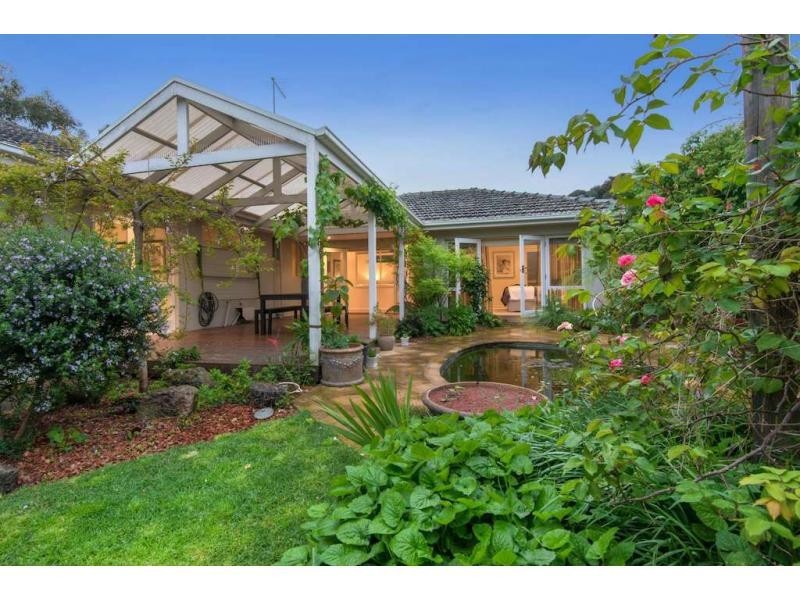 14 Roundhay Court, Berwick VIC 3806