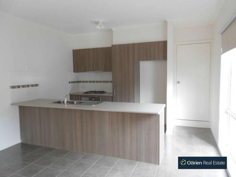 4 TOLPIS Lane, Cranbourne North VIC 3977