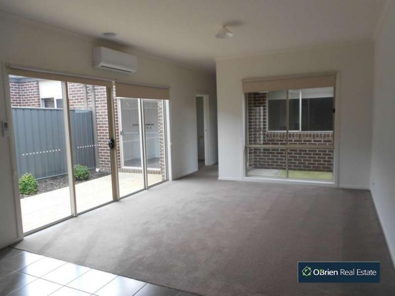 4 TOLPIS Lane, Cranbourne North VIC 3977