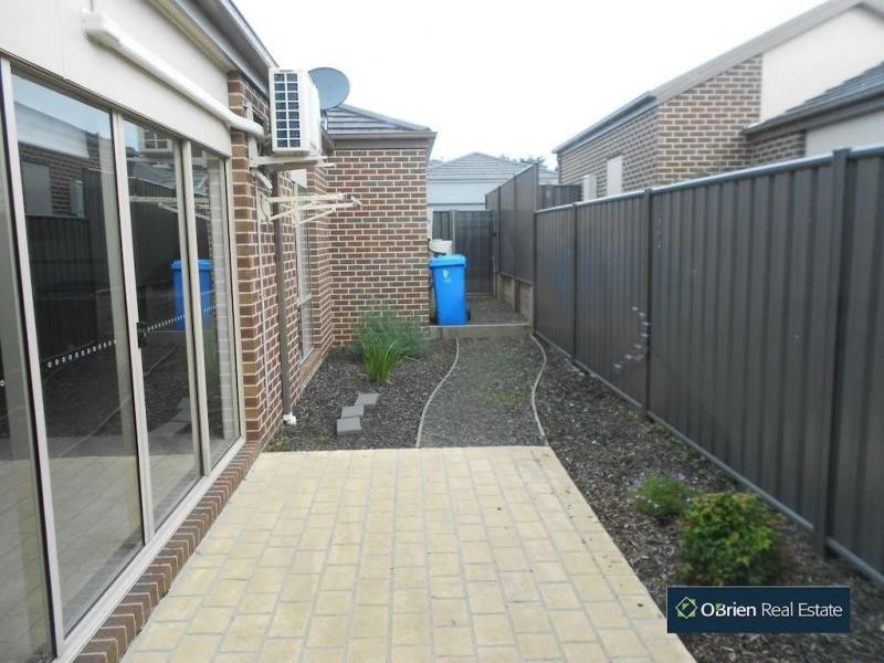 4 TOLPIS Lane, Cranbourne North VIC 3977