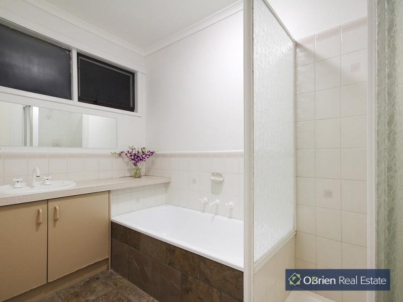 4 Orkney Close, Endeavour Hills VIC 3802