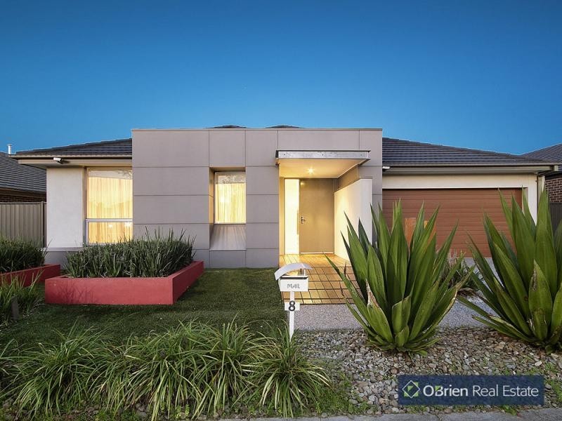 8 Kindred Avenue, Cranbourne North VIC 3977