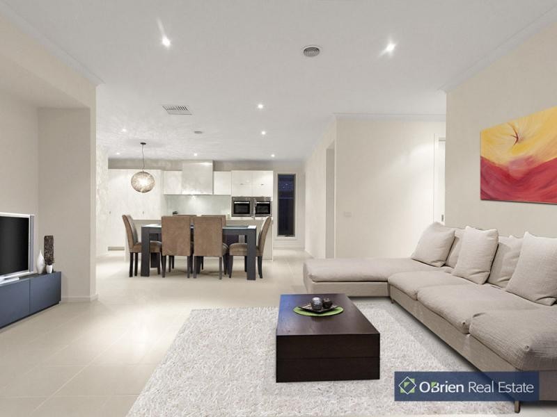 8 Kindred Avenue, Cranbourne North VIC 3977
