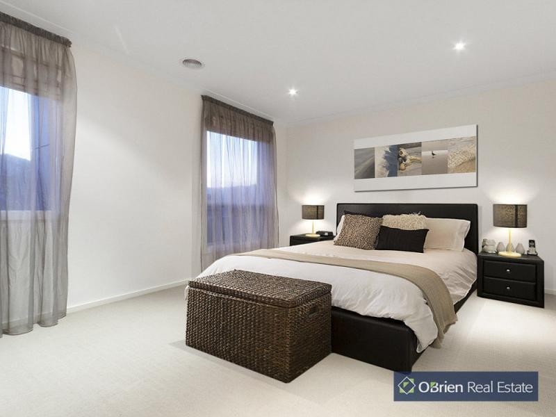 8 Kindred Avenue, Cranbourne North VIC 3977